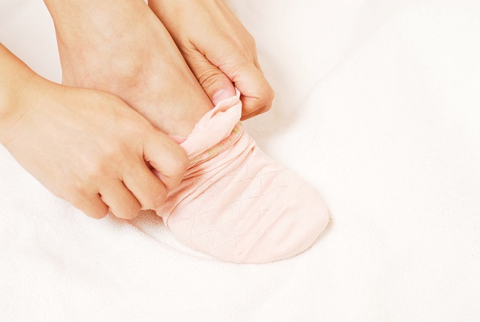 季節問わず悩まされる女性が多い足の冷えの原因と対策